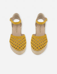 Alpargata amarilla para mujer con material perforado