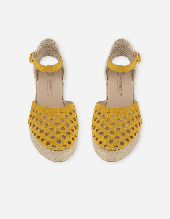 Alpargata amarilla para mujer con material perforado