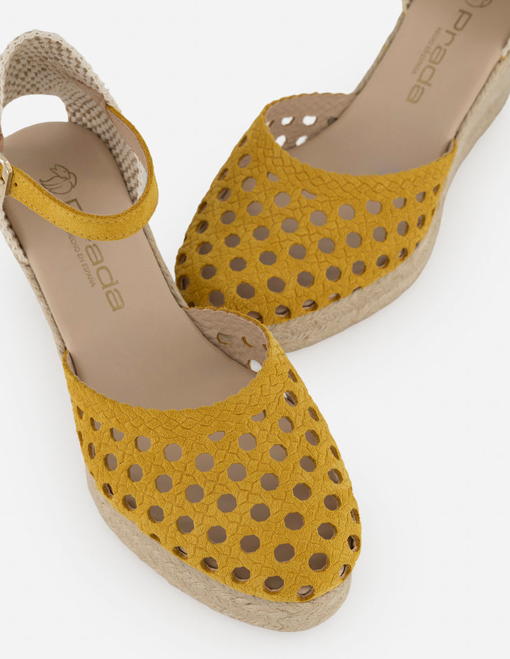 Alpargata amarilla para mujer con material perforado