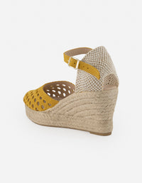 Alpargata amarilla para mujer con material perforado