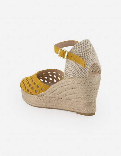 Alpargata amarilla para mujer con material perforado