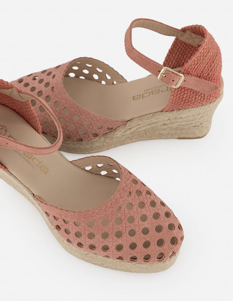Alpargata rosa para mujer con material perforado