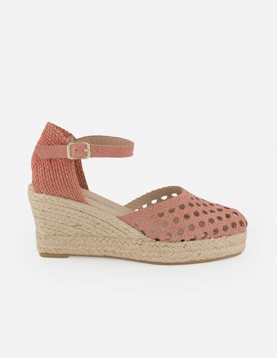 Alpargata rosa para mujer con material perforado