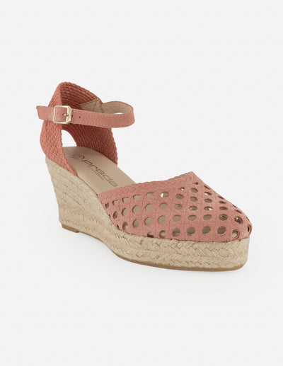 Alpargata rosa para mujer con material perforado