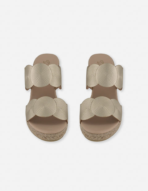 Alpargata color dorado para mujer con tiras geométricas