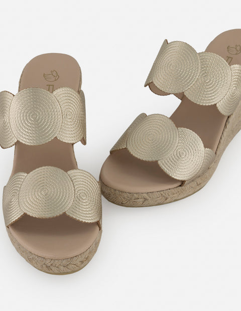 Alpargata color dorado para mujer con tiras geométricas