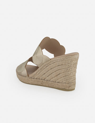 Alpargata color dorado para mujer con tiras geométricas