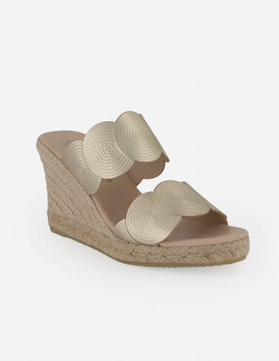 Alpargata color dorado para mujer con tiras geométricas