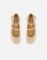 Mercedes beige ante para mujer con pulsera en el tobillo