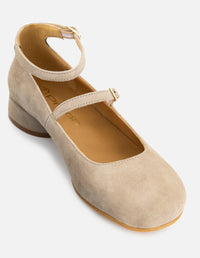 Mercedes beige ante para mujer con pulsera en el tobillo