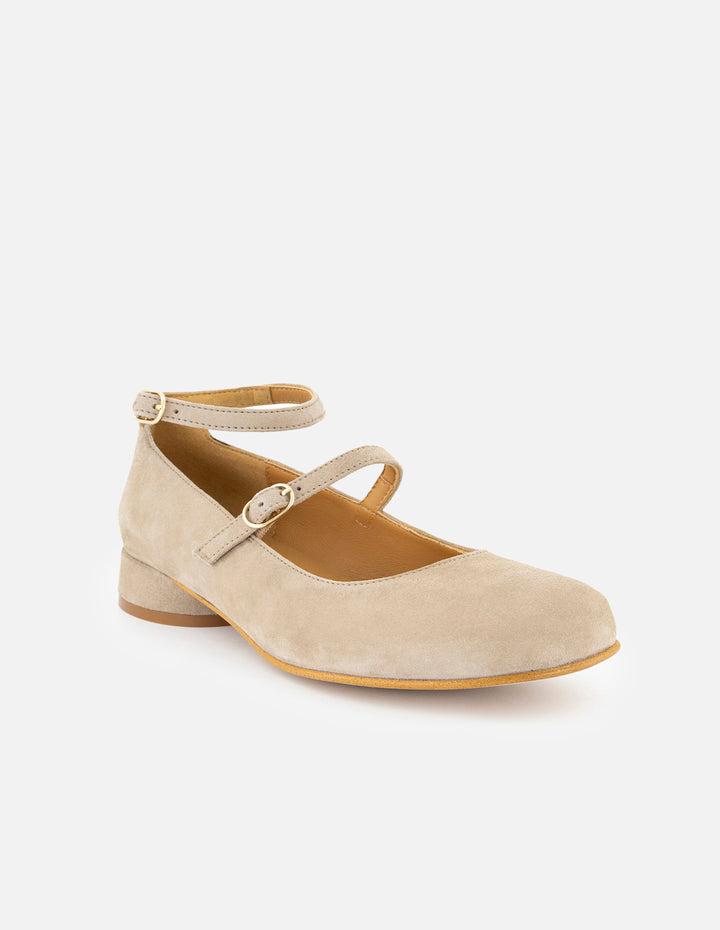 Mercedes beige ante para mujer con pulsera en el tobillo