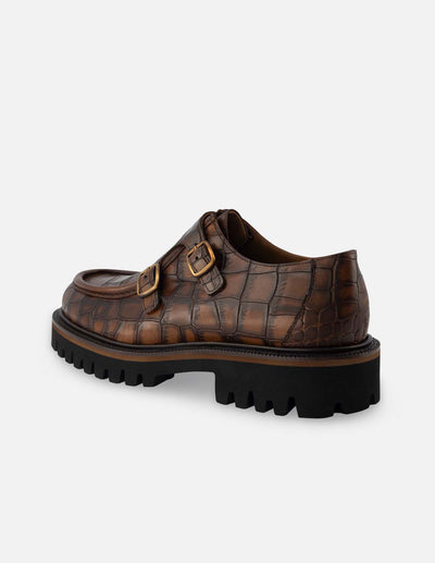 Monk en piel napa color café con grabado tipo coco y herrajes para hombre