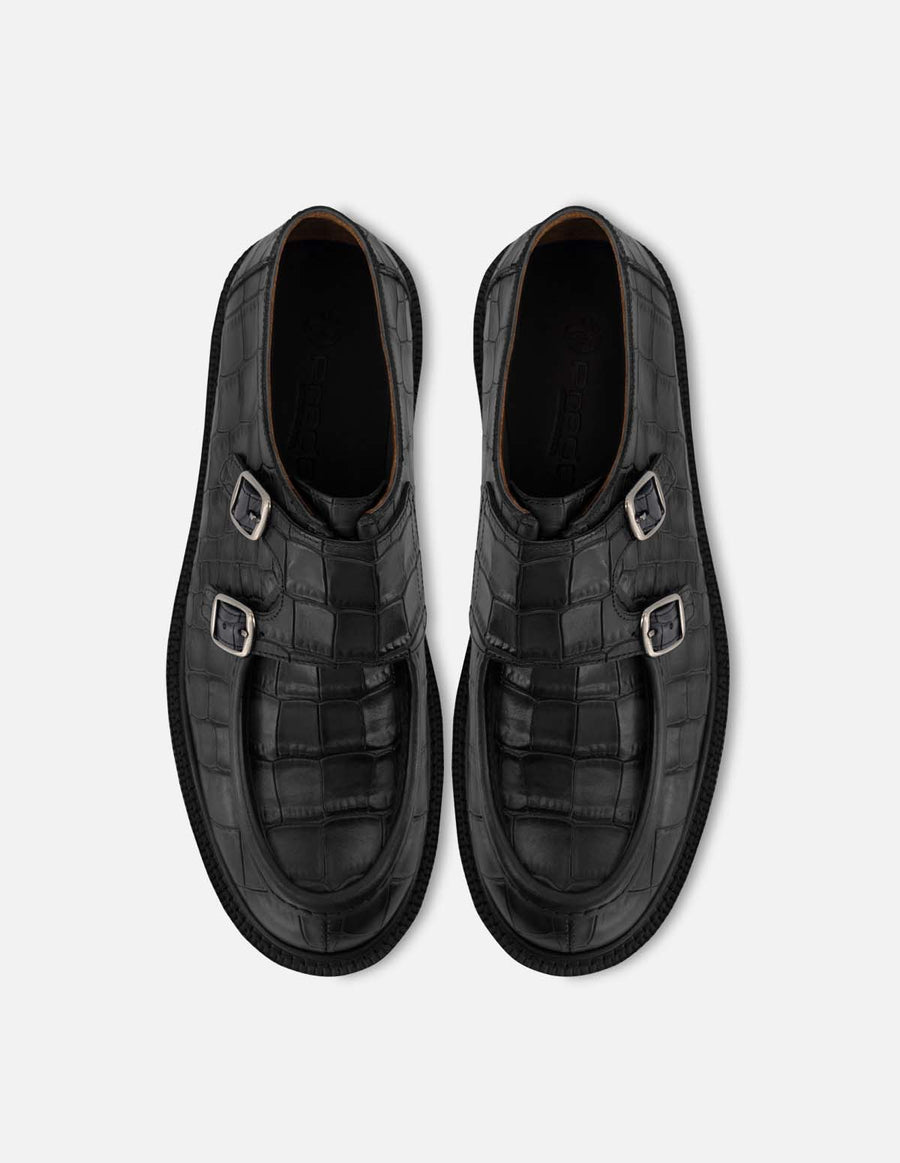 Monk en piel napa color negro con grabado tipo coco y herrajes para hombre.