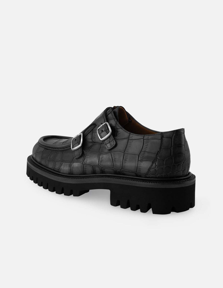 Monk en piel napa color negro con grabado tipo coco y herrajes para hombre.