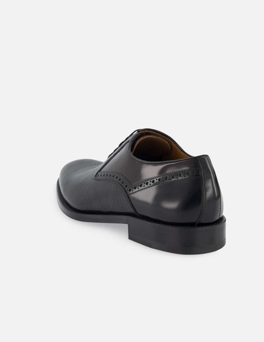 Oxford de piel color negro con detalles en grabado tipo tejus y florantik para hombre.