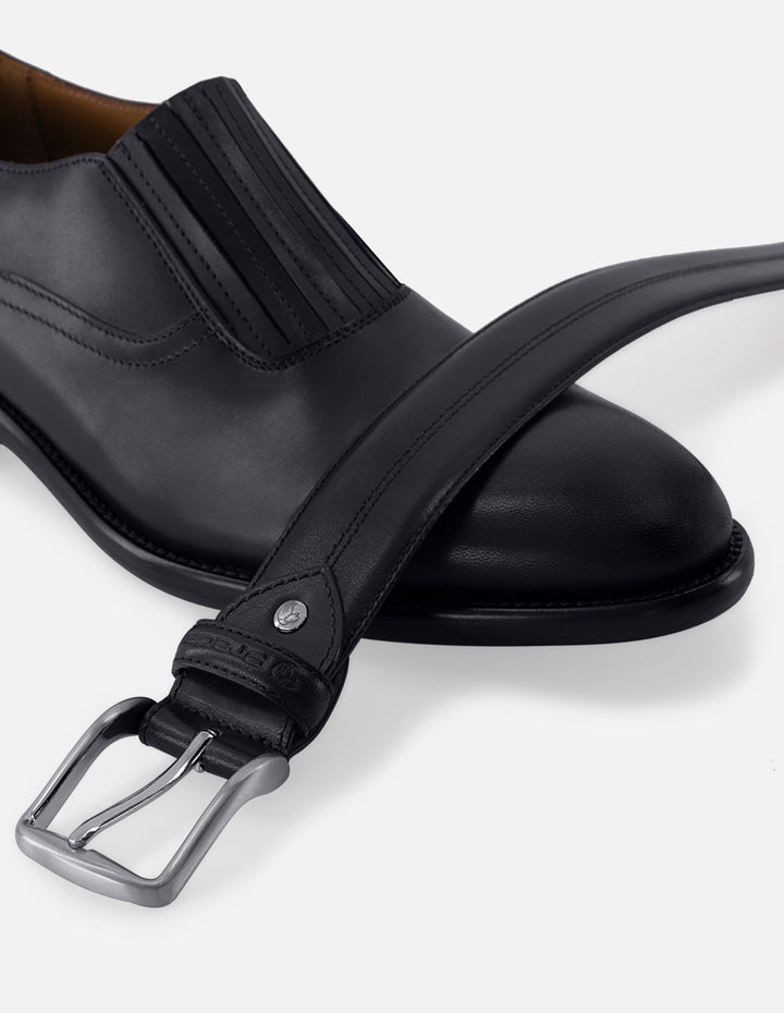 Cinturón en piel napa con pespuntes al tono y hebilla color plata para hombre