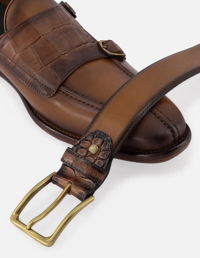 Cinturón en piel napa color cuero con detalles de ensombrecido para hombre