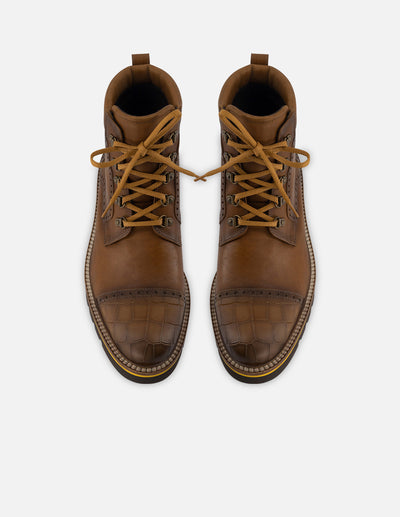 Botin de cordones en piel napa color cuero con detalles de ensombrecidos  para hombre