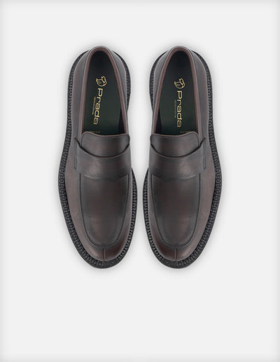 Mocasín en piel napa color vino con detalles de sombreado para hombre