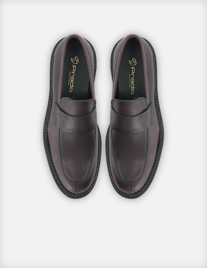 Mocasín en piel napa color vino con detalles de sombreado para hombre