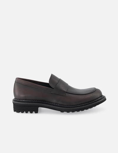 Mocasín en piel napa color vino con detalles de sombreado para hombre