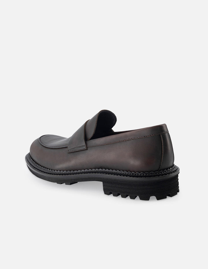 Mocasín en piel napa color vino con detalles de sombreado para hombre