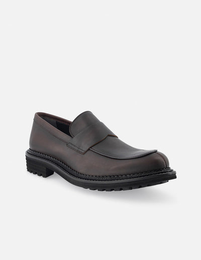 Mocasín en piel napa color vino con detalles de sombreado para hombre