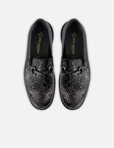 Mocasín en piel grabada tipo ornamentación en flora y fauna color negro con detalles en color plata para hombre