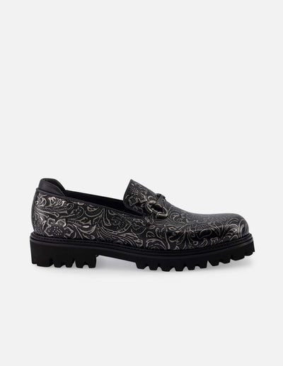 Mocasín en piel grabada tipo ornamentación en flora y fauna color negro con detalles en color plata para hombre