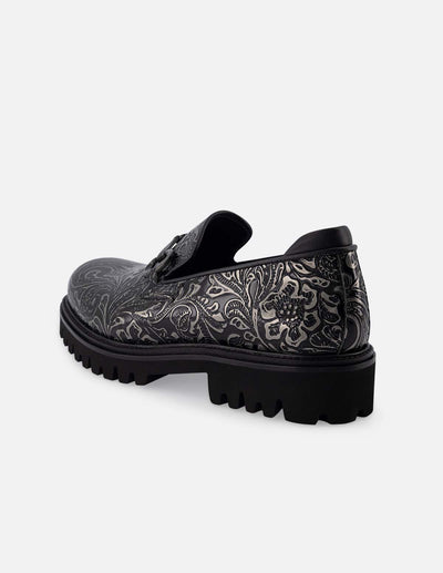 Mocasín en piel grabada tipo ornamentación en flora y fauna color negro con detalles en color plata para hombre