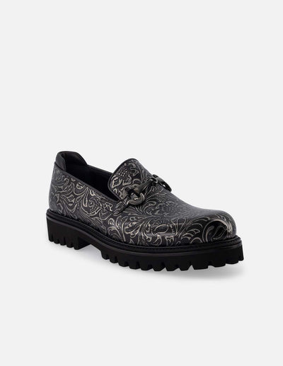 Mocasín en piel grabada tipo ornamentación en flora y fauna color negro con detalles en color plata para hombre
