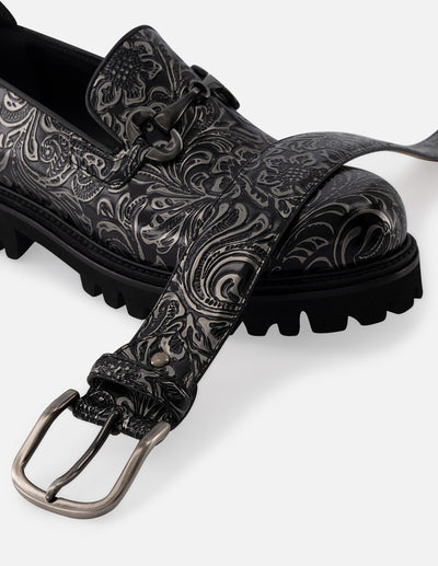 Cinturón en piel grabada tipo ornamentación en flora y fauna color negro con detalles en color plata para hombre