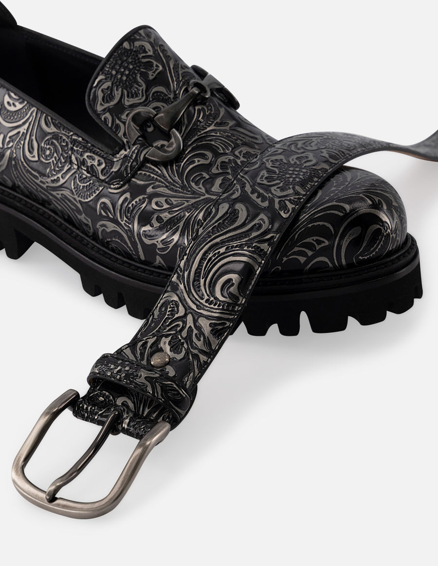 Cinturón en piel grabada tipo ornamentación en flora y fauna color negro con detalles en color plata para hombre