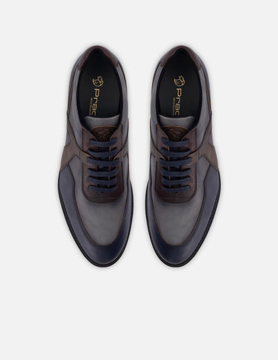 Blucher en piel napa color gris con bloques de color y detalles de sombreado para hombre