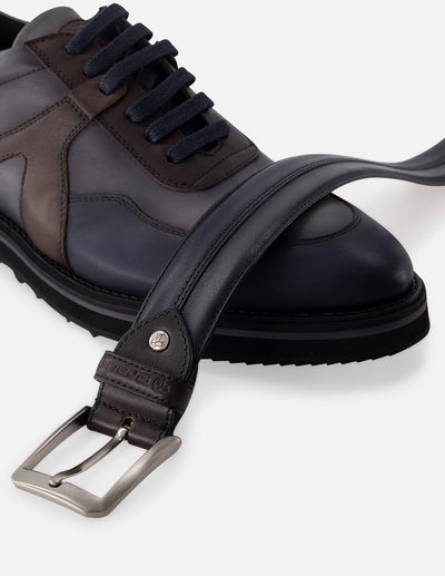 Blucher en piel napa color gris con bloques de color y detalles de sombreado para hombre