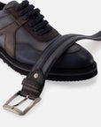 Blucher en piel napa color gris con bloques de color y detalles de sombreado para hombre