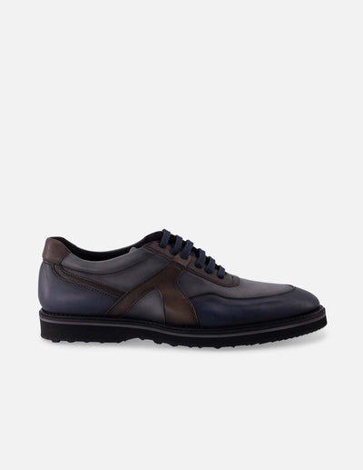Blucher en piel napa color gris con bloques de color y detalles de sombreado para hombre