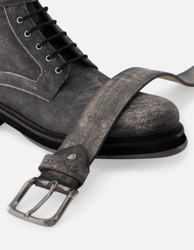 Botin de cordones en piel napa color lodo con detalles de ensombrecido para hombre