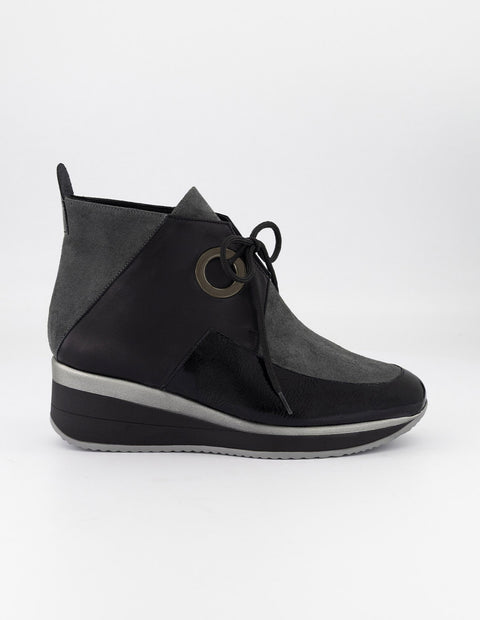 Botines negro ante charol para mujer con combinación de materiales