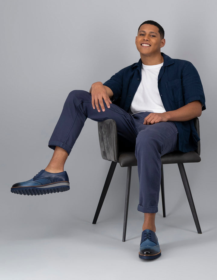 Blucher en piel napa color azul con sombreado y  picado María para hombre