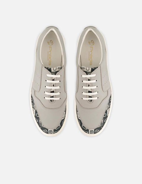 Tenis en piel napa color gris con textil de letras Prada para hombre