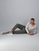 Tenis en piel napa color gris con textil de letras Prada para hombre