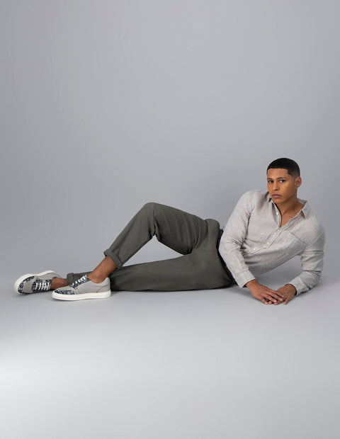 Tenis en piel napa color gris con textil de letras Prada para hombre