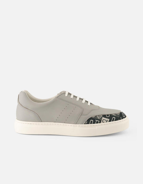 Tenis en piel napa color gris con textil de letras Prada para hombre