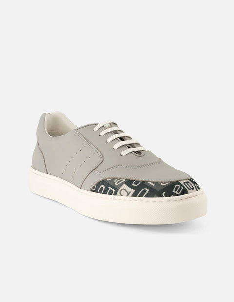 Tenis en piel napa color gris con textil de letras Prada para hombre