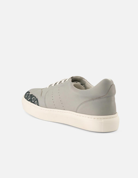 Tenis en piel napa color gris con textil de letras Prada para hombre