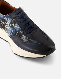 Tenis en piel napa color azul con textil de letras Prada para hombre