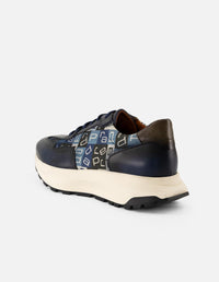 Tenis en piel napa color azul con textil de letras Prada para hombre