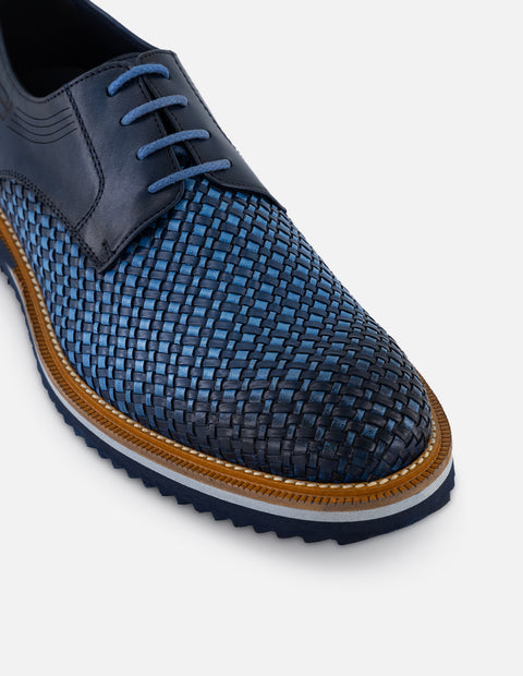 Zapato Blucher azul en piel trenzada para hombre con suela dentada