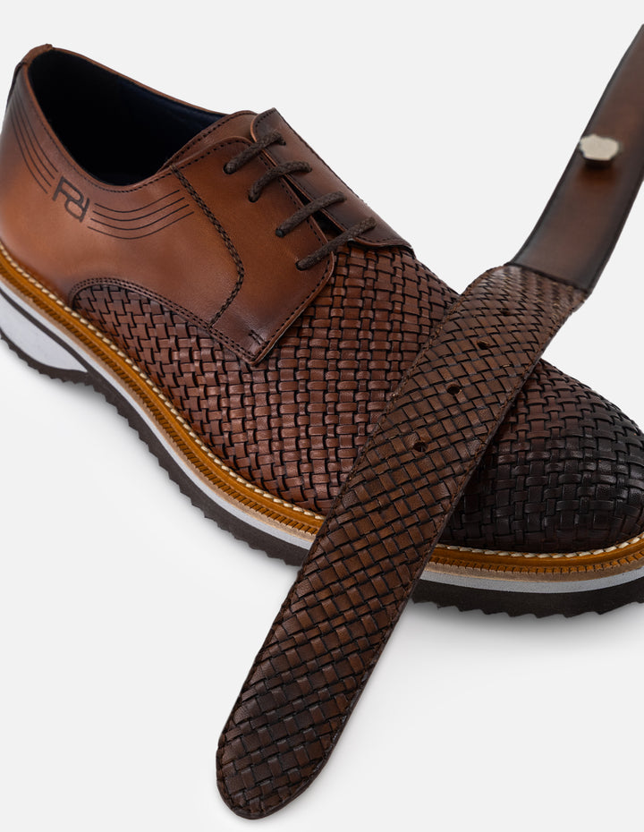 Zapato Blucher café en piel trenzada para hombre con acabado elegante